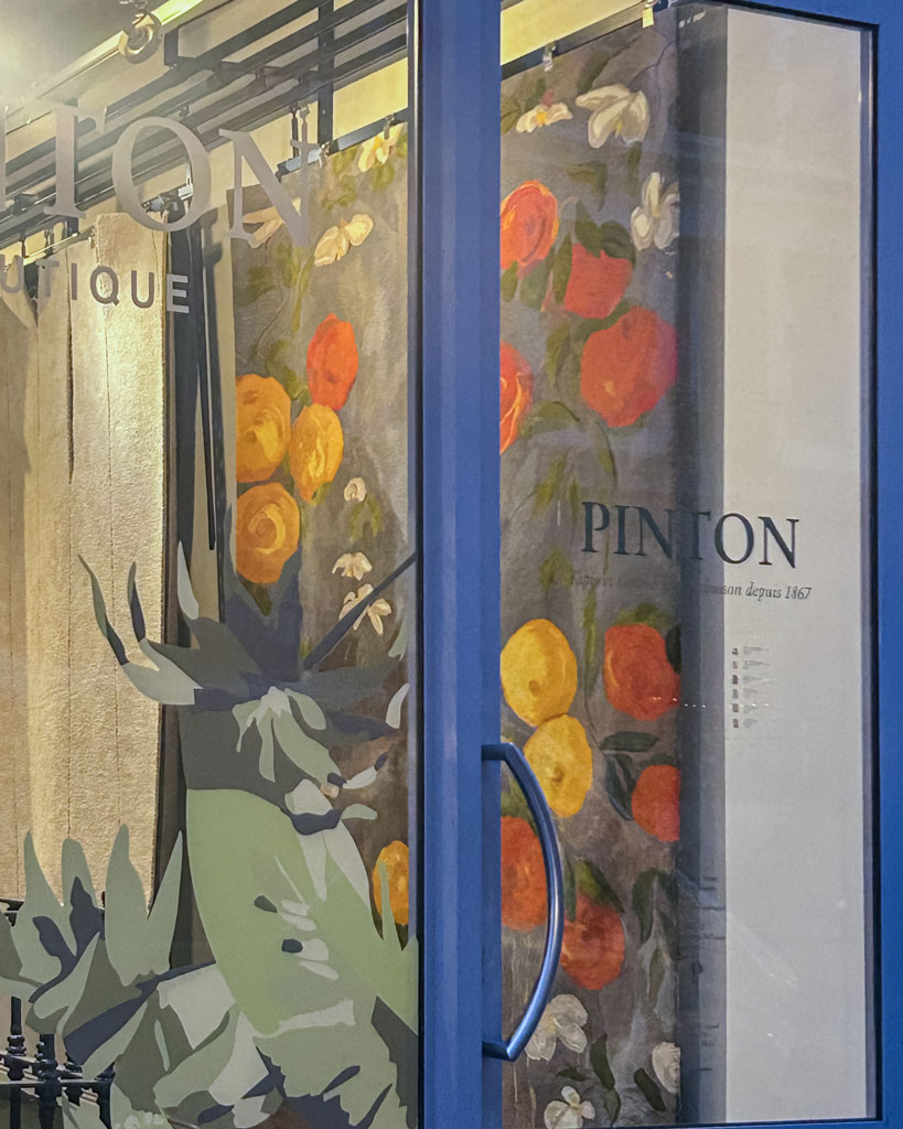 LES FLEURS DU BIEN N°26 - Tapis exposé à la boutique Pinton Édition, Paris
