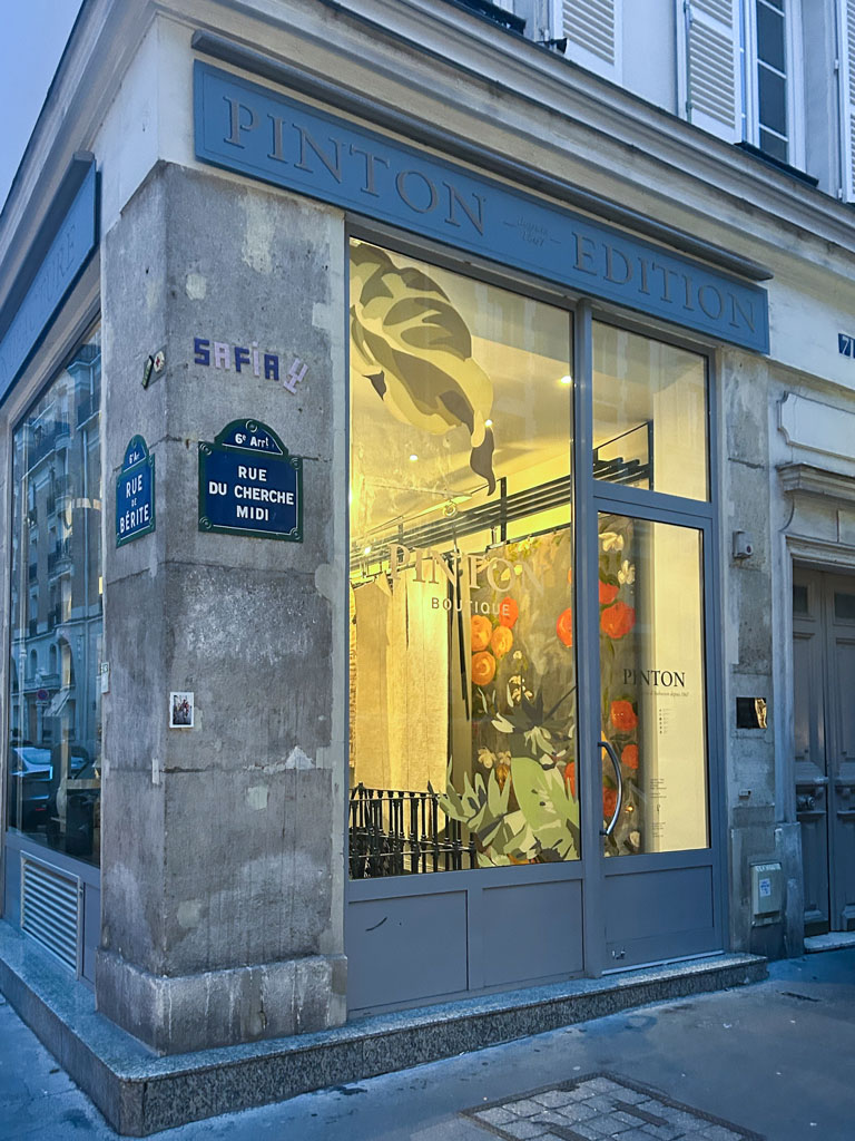 LES FLEURS DU BIEN N°26 - Façade du Show-room Pinton Édition, Paris